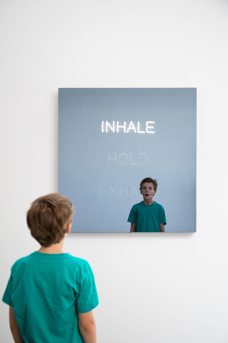 Jeppe Hein (*1974), INHALE HOLD EXHALE, 2016, Pulverbeschichtetes Aluminium, Leuchtstoffröhren, Spionspiegel, pulverbeschichteter Stahl, Transformatoren, Steuereinheit, 100 x 100 x 10 cm